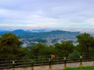 horse-riding-towards-shillong-peak-min