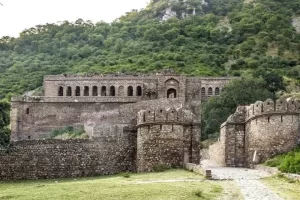 Visiting-a-haunted-place